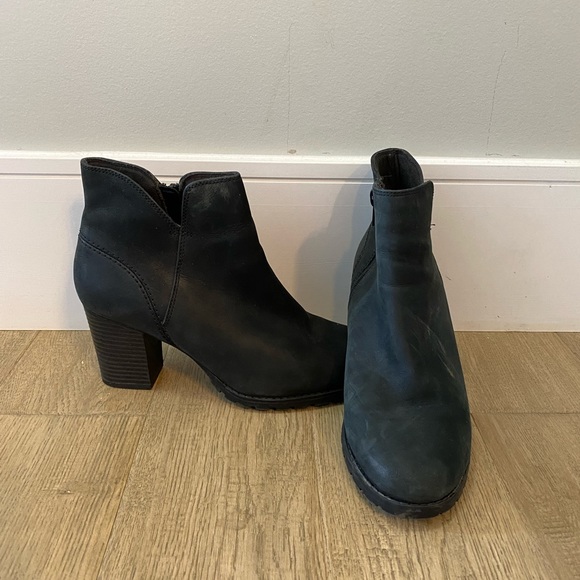 Cloudsteppers by Clark’s black ankle booties - Picture 2 of 3